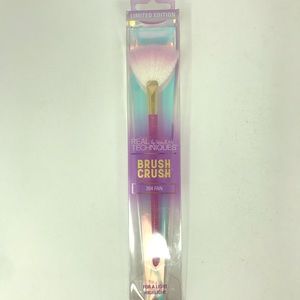 REAL TECHNIQUES Brush Crush 304 Fan Highlight LTD